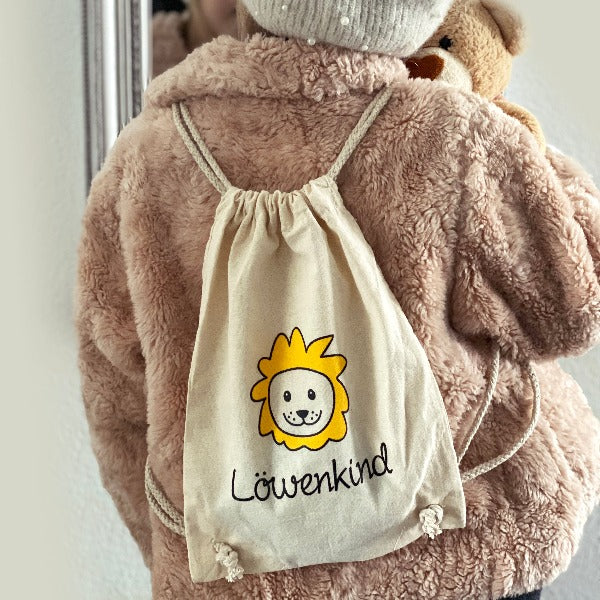 Kind mit Löwenkind Kinderrucksack