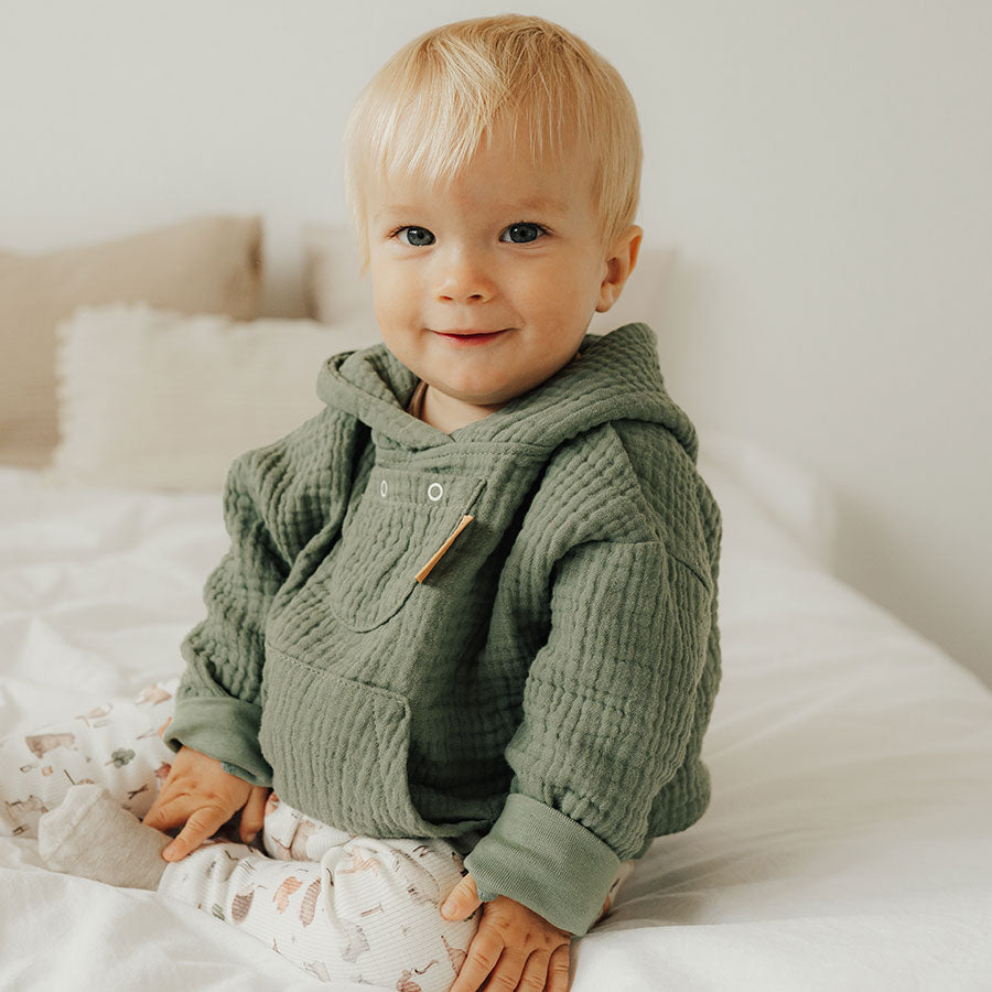 Löwenkind x marthas.mini Hoodie am Kind