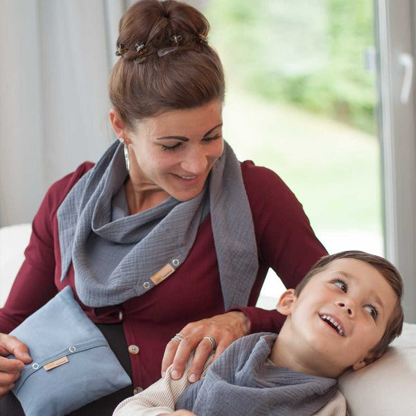 Mutter und Sohn mit Halstüchern und Kissen
