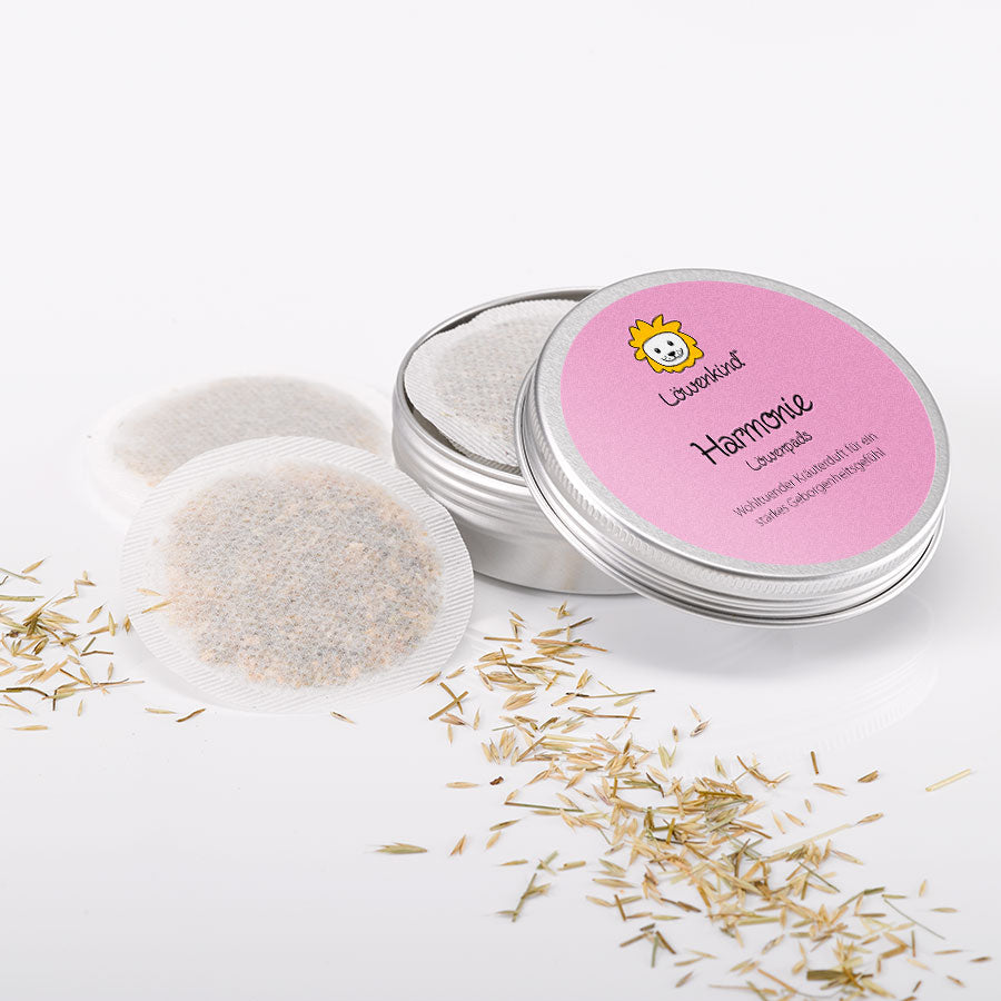 Harmonie Kräuterpad-Dose geöffnet mit Kräutern