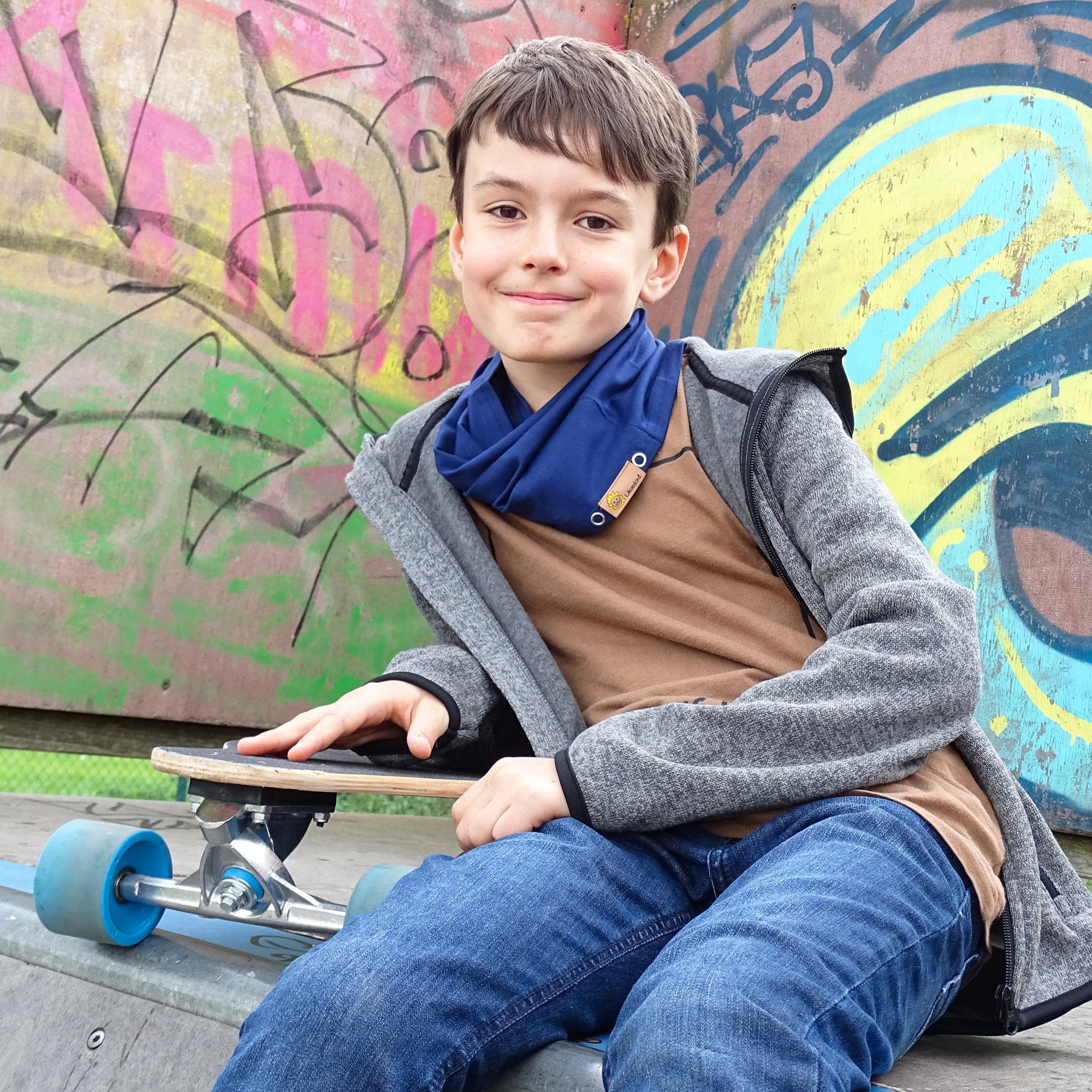 Junge mit Loop-Schal