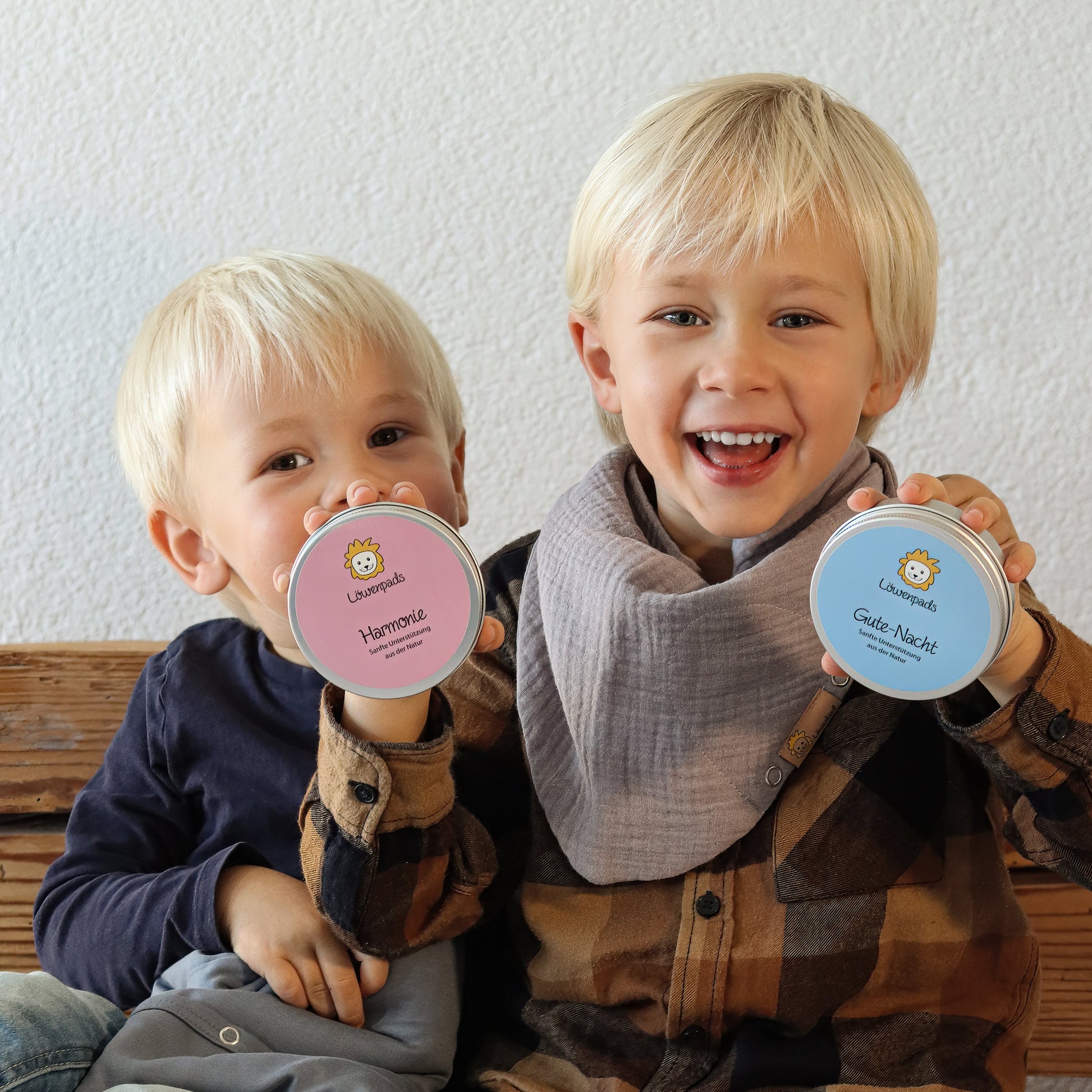 Kinder mit Halstuch "Grau" und zwei Kräuterpad-Dosen